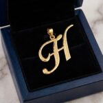 ⁦تعليقه حرف H عيار 18 الوزن 1.25 جرام⁩ - الصورة ⁦2⁩