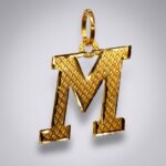 تعليقه حرف M عيار 18 الوزن 0.50 جرام