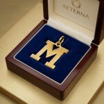 ⁦تعليقه حرف M عيار 18 الوزن 0.50 جرام⁩ - الصورة ⁦2⁩